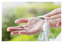 Hygienemanagement: Nicht Anbruchdatum, sondern Ablaufdatum auf Desinfektionsmittelflasche